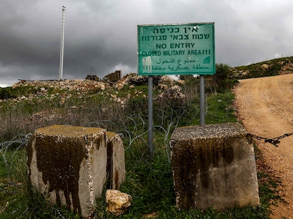 لافتة تحذير بمنطقة عسكرية على طول المنطقة الحدودية بين جنوب لبنان وشمال إسرائيل بالقرب من قرية عرب العرامشة شمال إسرائيل. 15 مارس 2023  - AFP
