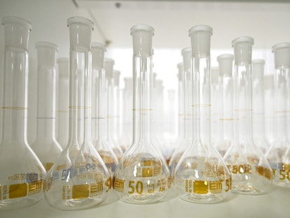 زجاجات المختبر داخل مختبر الأبحاث Chiesi في La Chaussee-Saint-Victor بالقرب من بلوا وسط فرنسا - 16 مايو 2022 - AFP