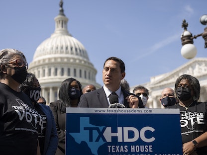النائب من ولاية تكساس تري مارتينيز فيشر يتحدث خلال مؤتمر صحفي حول حقوق التصويت خارج مبنى الكابيتول في واشنطن - 6 أغسطس 2021  - Getty Images via AFP