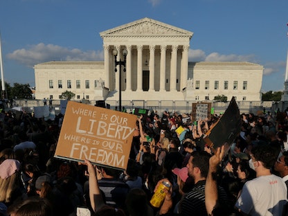 احتجاجات أمام المحكمة العليا الأميركية في واشنطن ضد حكم يقوض الحق في الإجهاض - 24 يونيو 2022 - REUTERS
