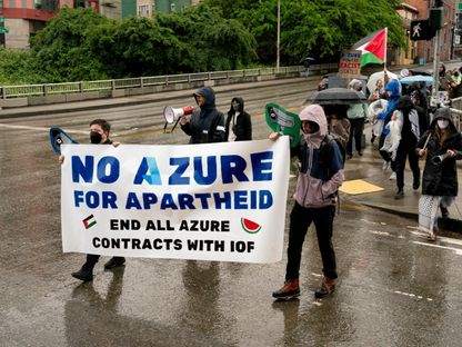 متظاهرون يحتجون دعماً للفلسطينيين في غزة خارج مؤتمر مايكروسوفت بيلد، في سياتل الأميركية. 21 مايو 2024 - Reuters