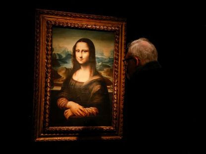 زائر ينظر إلى نسخة من لوحة "الموناليزا" لليوناردو دافنشي في دار مزادات بالعاصمة الفرنسية باريس. 5 نوفمبر 2021 - REUTERS