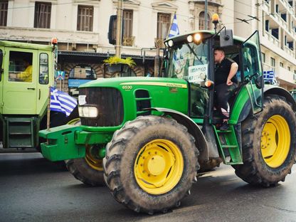 مزارعون يقودون جراراتهم إلى وسط المدينة خلال احتجاج في أثينا، اليونان. 20 فبراير 2024. AFP - Bloomberg