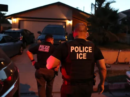 عناصر من وكالة الهجرة والجمارك الأميركية ICE خلال اعتقال مواطن مكسيكي في كاليفورنيا. 1 مارس 2020 - Reuters