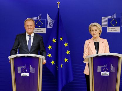رئيسة المفوضية الأوروبية أورسولا فون دير لاين رفقة السياسي البولندي دونالد تاسك خلال لقاء في بروكسل. 25 أكتوبر 2023 - Reuters