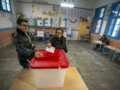 ناخبة تونسية تدلي بصوتها في الانتخابات المحلية بالعاصمة تونس. 24 ديسمبر 2023 - AFP