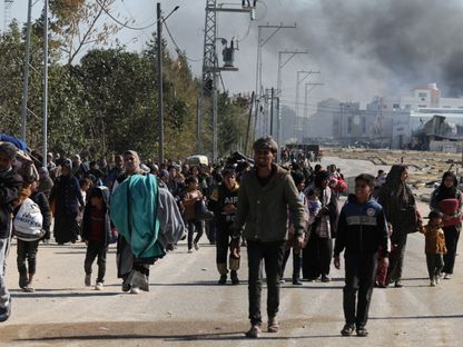 فلسطينيون فارون من خان يونس بسبب العمليات العسكرية الإسرائيلية يتحركون نحو رفح جنوبي قطاع غزة. 25 يناير 2024 - Reuters