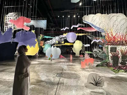 الفنان بيتر يت هاليلاي يحمل ذاكرة كوسوفو إلى بينالي الدرعية