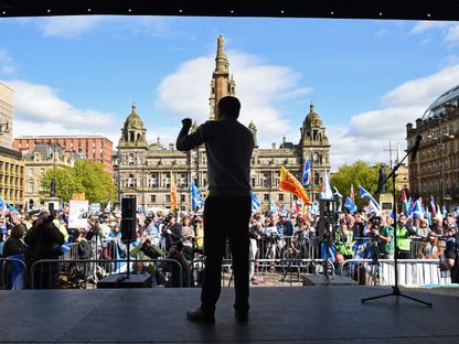 رئيس الوزراء الحالي حمزة يوسف يلقي كلمة أمام أنصاره بعد مسيرة داعمة استقلال اسكتلندا في جلاسكو. 20 أبريل 2024 - AFP