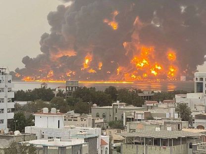 إسرائيل تقصف ميناء الحديدة في اليمن.. والحوثيون يتعهدون بالرد