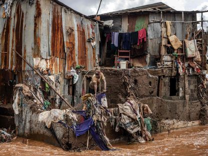 رجل يتفقد الأضرار التي لحقت منزله المدمر بشدة من الفيضانات في أعقاب الأمطار الغزيرة على نيروبي. 25 أبريل 2024 - AFP