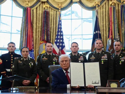 الرئيس الأميركي دونالد ترامب يوقع أمراً تنفيذياً يصنف الفنتانيل على أنه "سلاح دمار شامل". 15 ديسمبر 2025 - REUTERS