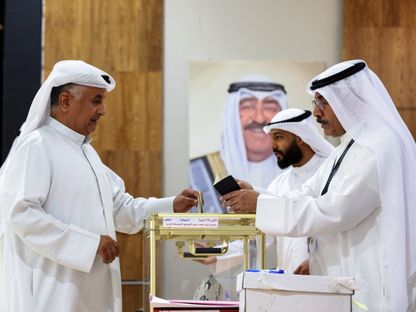ناخب كويتي يدلي بصوته في الانتخابات البرلمانية في مركز اقتراع بمدينة الكويت. 4 أبريل 2024 - AFP