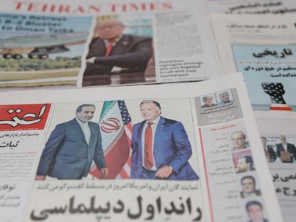 صورة لوزير الخارجية الإيراني عباس عراقجي والمبعوث الأميركي ستيف ويتكوف على غلاف صحيفة إيرانية في طهران. 12 أبريل 2025 - REUTERS