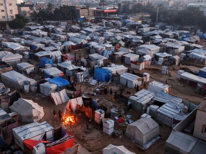 فلسطينيون نازحون إلى جنوب غزة يفككون خيمتهم انتظاراً للسماح لهم بالعودة إلى منزلهم في شمال غزة بعد وقف إطلاق النار، دير البلح وسط قطاع غزة. 25 يناير 2025 - REUTERS