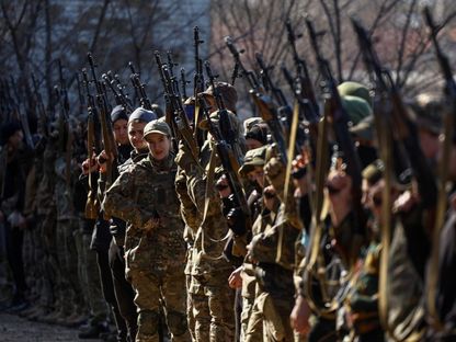 جانب من تدريب عدد من الجنود الأوكرانيين في العاصمة كييف. 27 مارس 2024 - REUTERS