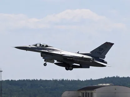 طائرة مقاتلة من طراز F-16 تشارك في التدريبات العسكرية لحلف شمال الأطلسي (الناتو) بقاعدة جوية أميركية في ألمانيا. 14 يونيو 2023 - REUTERS