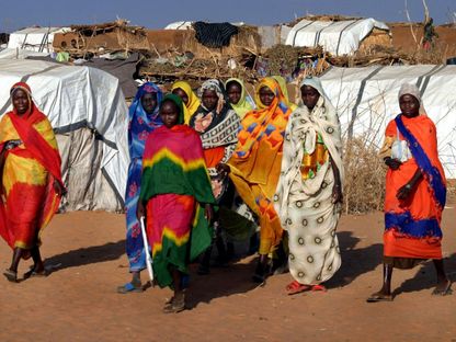 نساء سودانيات يعبرن مخيم أبو شوك المترامي الأطراف بالقرب من الفاشر. - Finbarr O'Reilly