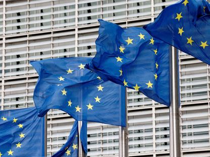 أعلام الاتحاد الأوروبي ترفرف خارج مقر مفوضية الاتحاد الأوروبي في بروكسل. 28 سبتمبر 2022 - REUTERS