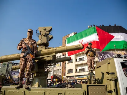 عناصر من الحرس الثوري الإيراني بجانب صاروخ "ماجد" المضاد للطائرات خلال مسيرة مناصرة لفلسطين. طهران، إيران. 24 نوفمبر 2023 - AFP
