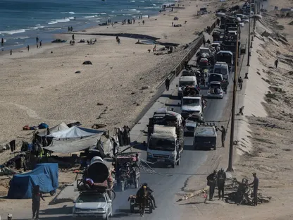 نازحون فلسطينيون يتجهون جنوباً بعد أن أمرت القوات الإسرائيلية سكان مدينة غزة بالإخلاء نحو الجنوب، وسط قطاع غزة، 12 سبتمبر 2025 - REUTERS