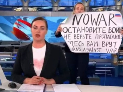 محتجة مناهضة للحرب تقتحم استوديو في التلفزيون الروسي خلال بث نشرة أخبار 