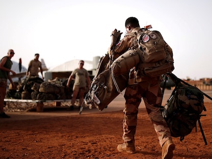 جندي فرنسي يغادر معسكر "العمليات الصحراوية" في غاو شمالي مالي- 1 أغسطس 2019 - REUTERS