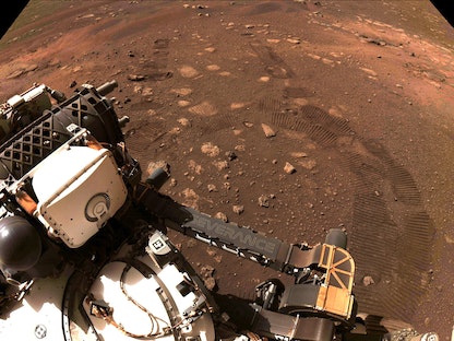 مركبة"برسيفيرانس" التابعة لوكالة "ناسا" خلال أول رحلة قصيرة على سطح المريخ- 5 مارس 2021 - REUTERS