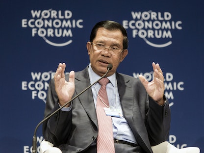 رئيس الوزراء الكامبودي هون سين يتحدث خلال المنتدى الاقتصادي العالمي لرابطة دول جنوب شرقي آسيا (آسيان) في كوالالمبور - 1 يونيو 2016 - Bloomberg