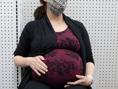 امرأة حامل تتلقى لقاح مضاد لفيروس كورونا - REUTERS