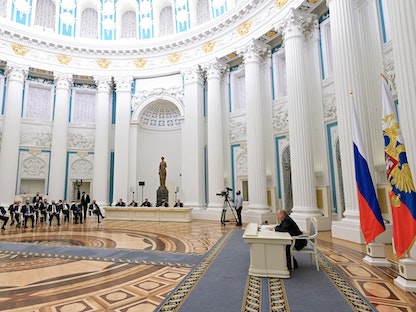 الرئيس الروسي فلاديمير بوتين خلال حديثه مع رجال أعمال في الكرملين - موسكو - 24 فبراير 2022 - REUTERS