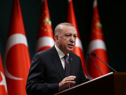 الرئيس التركي رجب طيب أردوغان يتحدث إلى وسائل الإعلام عقب اجتماع لمجلس الوزراء في أنقرة- 26 أبريل 2021. - REUTERS