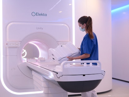 مساعدة تقني الأشعة تعد جهاز علاج السرطان بالمركز الوطني للأبحاث الإشعاعية في دريسدن بولاية ساكسونيا شرقي ألمانيا. 20 يونيو 2022 - DPA