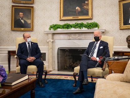 الرئيس الأميركي جو بايدن ورئيس الوزراء الإسرائيلي نفتالي بينيت يتحدثان خلال اجتماع في المكتب البيضاوي بالبيت الأبيض، واشنطن، 27 أغسطس 2021 - Bloomberg