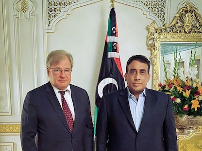 السفير الأميركي لدى ليبيا ريتشارد نورلاند بجانب رئيس المجلس الرئاسي الليبي محمد المنفي في تونس، 30 مايو 2021 - twitter.com/@USAEmbassyLibya
