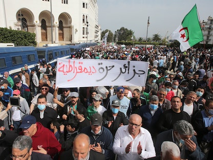 متظاهرون جزائريون يطالبون بإصلاحات سياسية خلال احتجاجات حاشدة في العاصمة - 2 أبريل 2021 - REUTERS