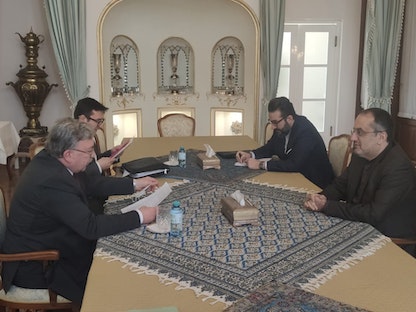 جلسة تجمع ممثلي روسيا مع عضوين من الوفد الإيراني بمفاوضات فيينا، في النمسا. 14 أبريل 2022 - Twitter/@mission_rf