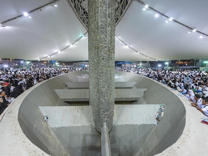 الحجاج يرمون جمرة العقبة في أول أيام العيد بمكة المكرمة في السعودية. 28 يونيو 2023 - واس