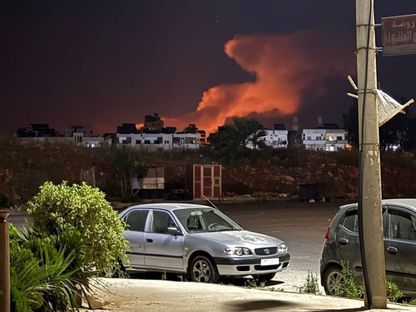 صورة تظهر أعمدة الدخان جرّاء غارة إسرائيلية على اللاذقية في غرب سوريا. 30 مايو 2025 - منصات التواصل الاجتماعي