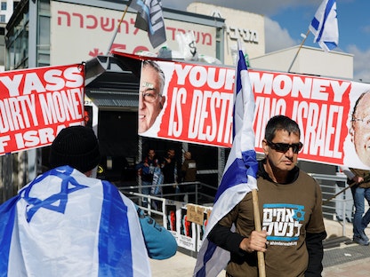 إسرائيليون يتظاهرون خارج المقر الرئيسي لمنتدى كوهيلت للسياسة في القدس. 9 مارس 2023 - REUTERS