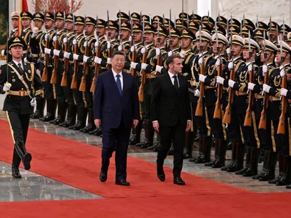 ماكرون لشي خلال استقباله في بكين: دور الصين حاسم لوقف حرب أوكرانيا