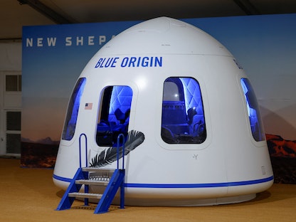 نسخة طبق الأصل من كبسولة رائد الفضاء في موقع Blue Origin، في اليوم الذي انطلق فيه صاروخ New Shepard التابع لشركة Blue Origin في رحلة السياحة شبه المدارية الرابعة لشركة الملياردير جيف بيزوس، تكساس، الولايات المتحدة. 31 مارس 2022 - REUTERS