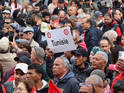 أنصار الرئيس التونسي قيس سعيد يشاركون في مسيرة للتعبير عن دعمهم له بالعاصمة تونس. 20 مارس 2023 - REUTERS