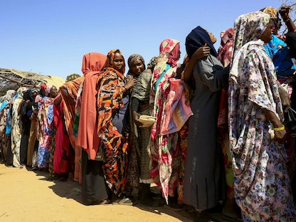 سودانيات نازحات ينتظرن وصول مساعدات برنامج الأغذية العالمي إلى مخيم عطاش للنازحين في ضواحي مدينة نيالا عاصمة جنوب دارفور - 1 فبراير 2021 - AFP