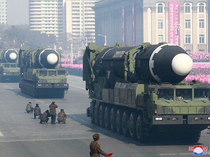 كوريا الشمالية تستعرض صواريخ بالستية خلال احتفال عسكري بالعاصمة بيونج يانج- 9 فبراير 2018 - REUTERS