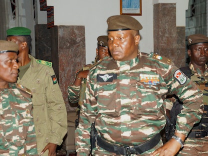 الجنرال عبد الرحمن تياني (اليمين) الذي أعلنه قادة الانقلاب رئيسا جديداً للنيجر خلال لقاء الوزراء في نيامي، النيجر. 28 يوليو 2023 - REUTERS
