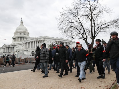  أعضاء مجموعة "Proud Boys" اليمينية المتطرفة يسيرون إلى مبنى الكابيتول في واشنطن - REUTERS