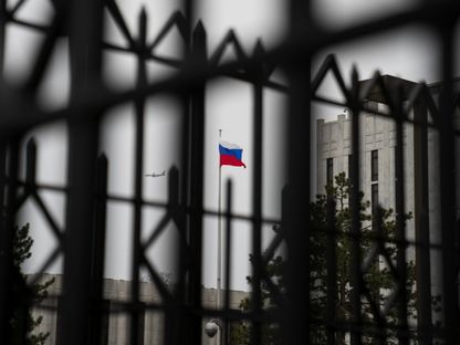 العلم الروسي يرفرف فوق سفارة موسكو لدى واشنطن. 22 فبراير 2022 - REUTERS