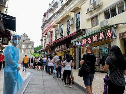 أشخاص يقفون في طابور لإجراء اختبار كورونا في منطقة ماكاو على الساحل الجنوبي للصين- 20 يونيو 2022 - REUTERS