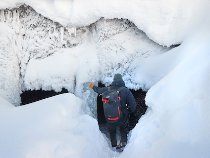كهف جليدي في قرية ليز ديابليتس، سويسرا - REUTERS